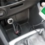 t.b.t. in auto: smartphone in carica tramite adattatore USB. Accessorio auto interni.