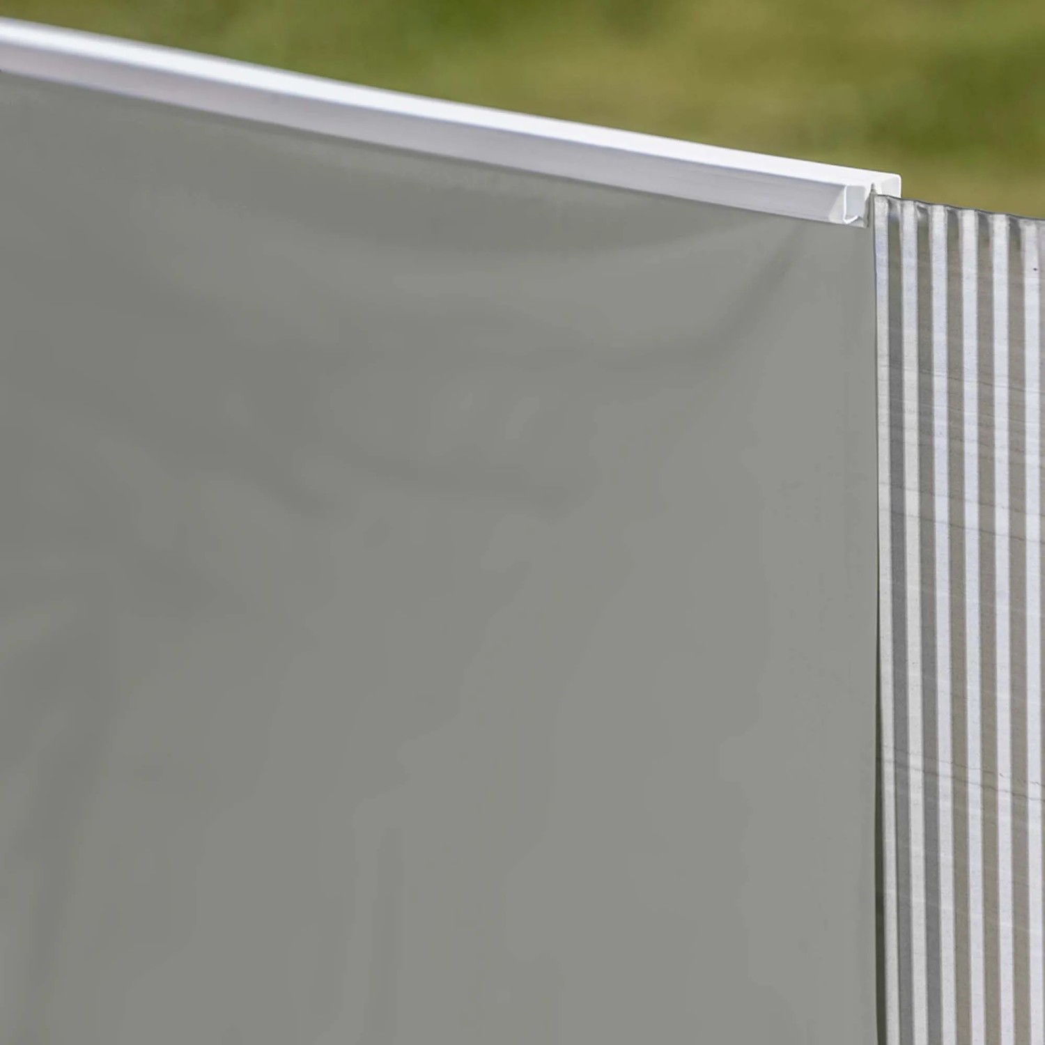 Dettaglio del rivestimento e della parete in acciaio della piscina Gre Pool Finlandia Oval Nordic White.