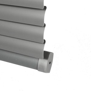 Dettaglio di una tenda veneziana t.b.t. grigia.