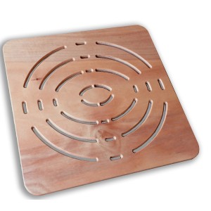 Tappetino doccia quadrato in legno con fori per il drenaggio dell'acqua.
