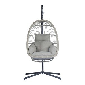 Sedia sospesa grigia Dondoli t.b.t. con cesto in rattan e morbidi cuscini.