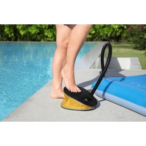 Pompa a pedale Bestway che gonfia un materassino in piscina. Pratica pompa ad aria per campeggio e tempo libero.