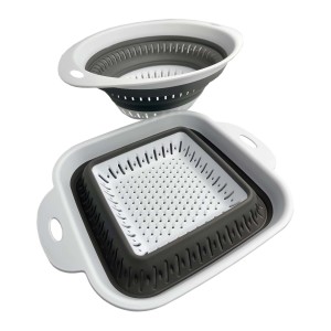 Due scolapasta pieghevoli: rotondo e quadrato, per l'organizzazione della cucina.