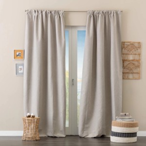 Tenda in tessuto beige t.b.t. davanti a una finestra.