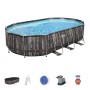 Piscina fuori terra ovale effetto legno con accessori come scaletta e pompa filtro.
