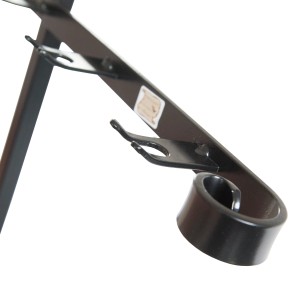 Dettaglio di un porta utensili per barbecue nero. Accessorio per barbecue.