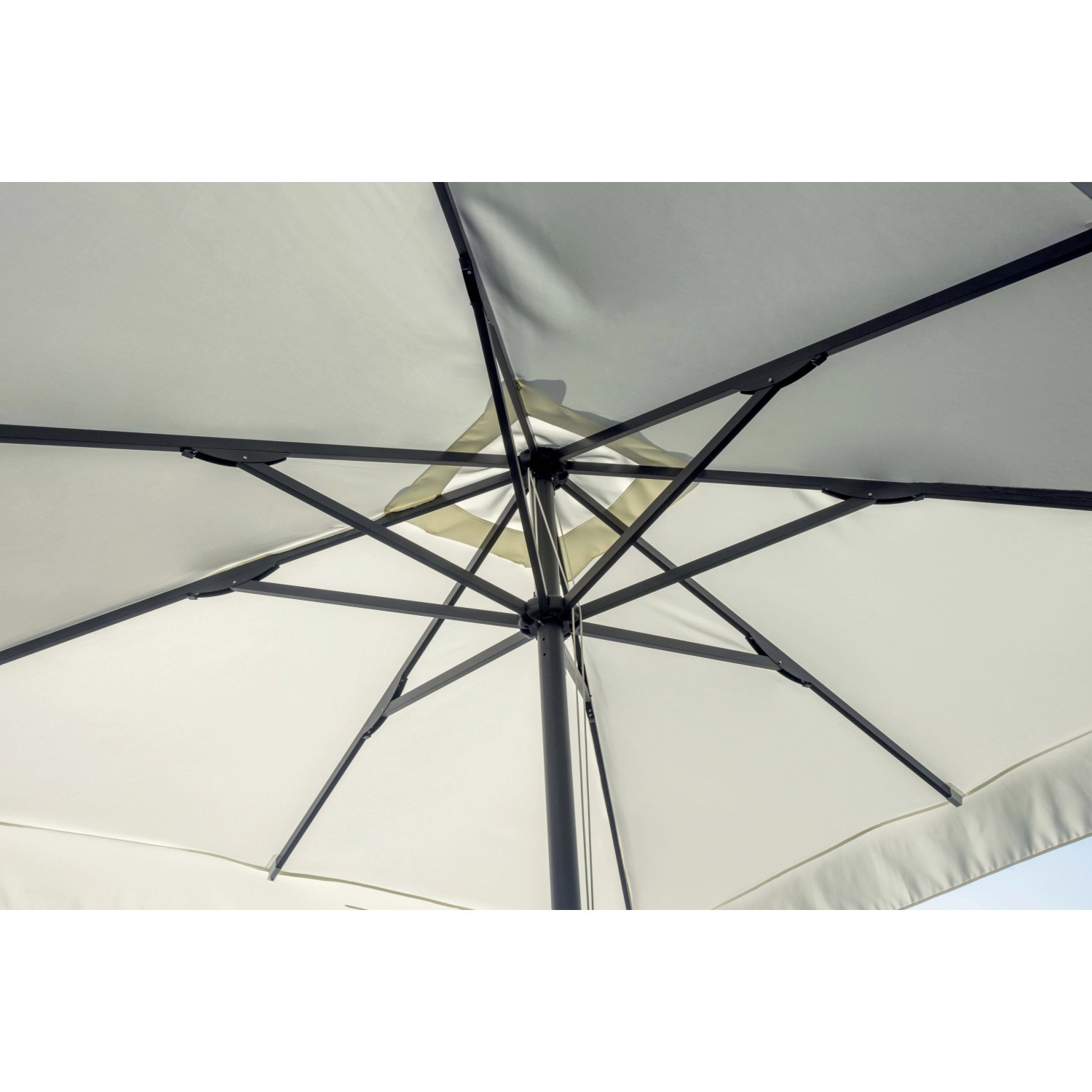 Dettaglio dell'ombrellone da mercato t.b.t., vista dal basso del telo.