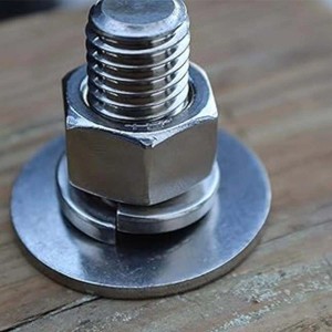 Dettaglio di vite, dado e rondella per accessori nautici.