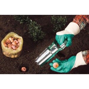 Giardinaggio con guanti in nitrile LUX taglia S: piantare bulbi di fiori con strumento.