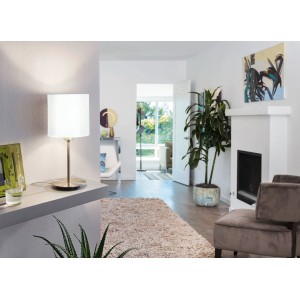 Lampada da tavolo bianca Eglo Pasteri con paralume in tessuto e base in metallo per soggiorni.