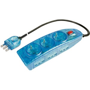 Multipresa blu t.b.t. con tre prese e cavo nero.