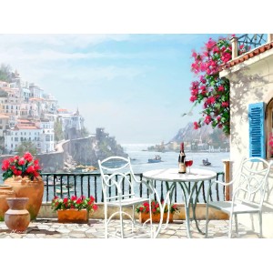 Dipinto di una città costiera con tavolo, sedie, vino e fiori su una terrazza.