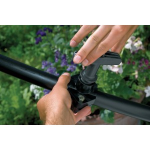 Utensile da taglio Gardena per manicotto a staffa in uso su tubo Micro-Drip-System.