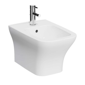 Bidet sospeso bianco con rubinetto per il bagno.