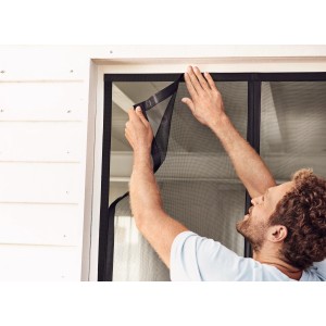 Installazione della tenda magnetica tesa antracite 0,8x2m come zanzariera per una porta.