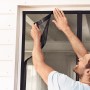 Installazione della tenda magnetica tesa antracite 0,8x2m come zanzariera per una porta.