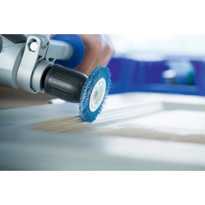 Spazzola per trapano t.b.t. in azione su superficie in legno.