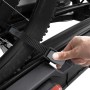 Dettaglio: Pneumatico della bicicletta fissato con una cinghia su un portabiciclette da tetto.