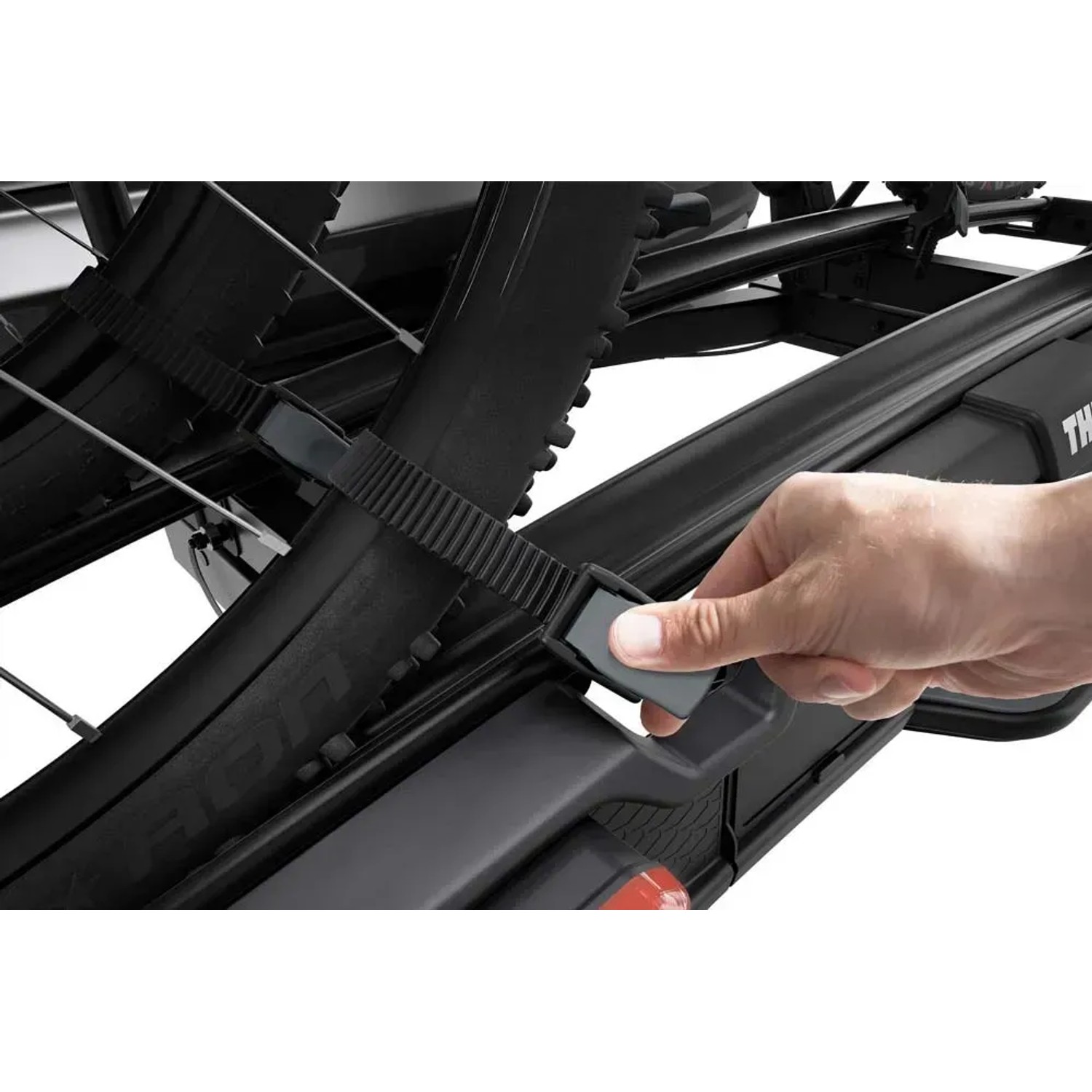 Dettaglio: Pneumatico della bicicletta fissato con una cinghia su un portabiciclette da tetto.