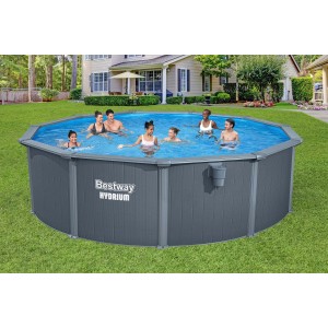 Piscina Bestway Hydrium in giardino con persone che nuotano. Piscina fuori terra per divertimento in famiglia.