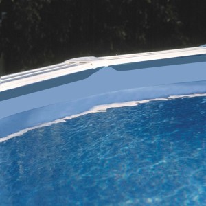 Dettaglio di una piscina con telo blu e bordo bianco.