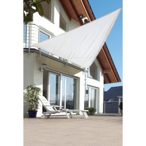 Vela ombreggiante triangolare bianca OBI (360x360x500cm) montata sulla casa.