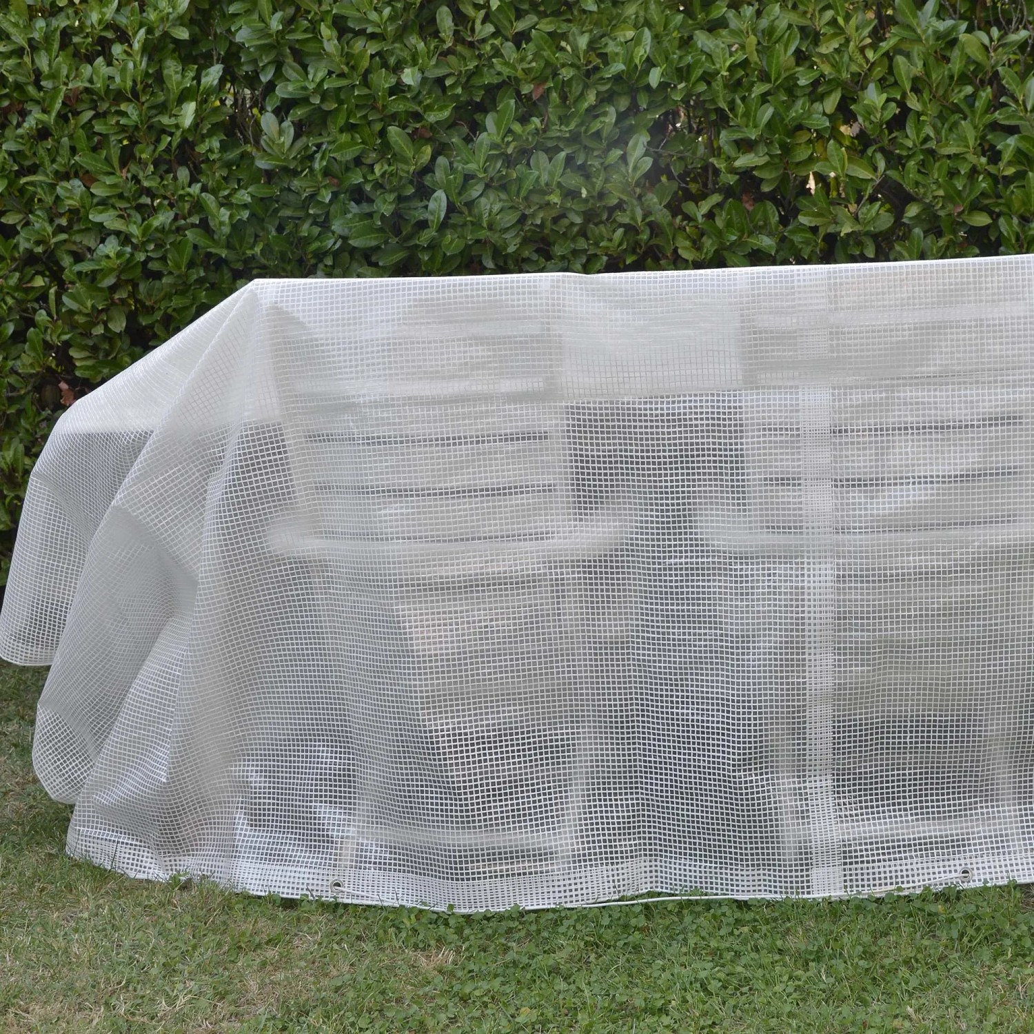 Telone protettivo trasparente su mobili da giardino. Ideale come copertura.