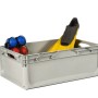 Contenitore t.b.t. grigio con occhiali da sub e pinne gialle. Stoccaggio.