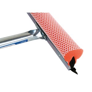 t.b.t. per la cura dell'auto con spugna rossa e tergivetro.