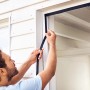 Installazione della tenda magnetica Tesa antracite per la protezione dagli insetti su una porta.