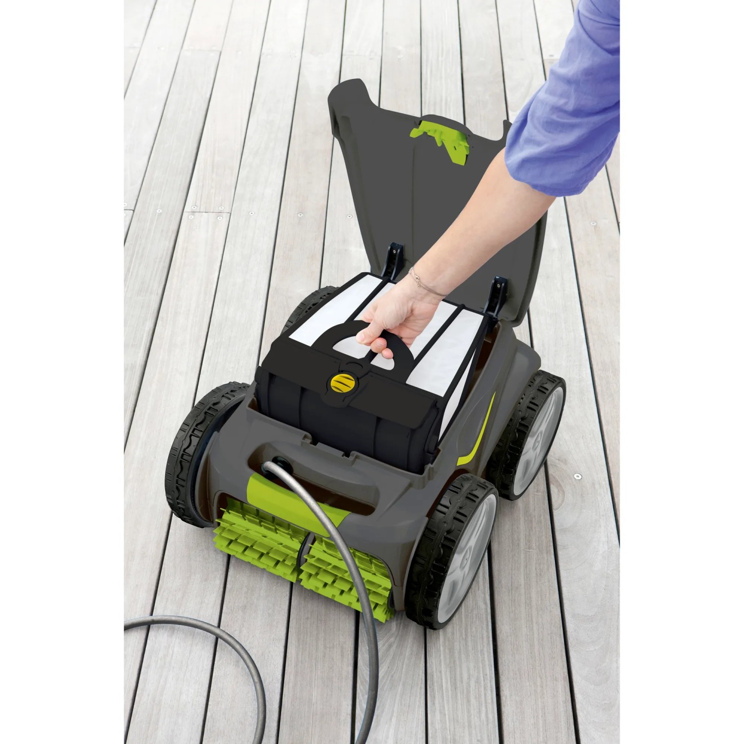 Robot piscina Zodiac GV 5220: Rimozione del cestello filtro per una facile pulizia.