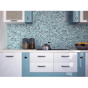Alzatina cucina con piastrelle a mosaico t.b.t. in toni di blu e bianco.