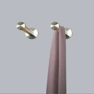 Appendiabiti t.b.t. in legno e metallo, uno con panno.