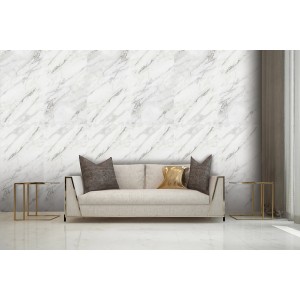 Design parete con pannelli murali bianchi t.b.t. effetto marmo dietro un divano.