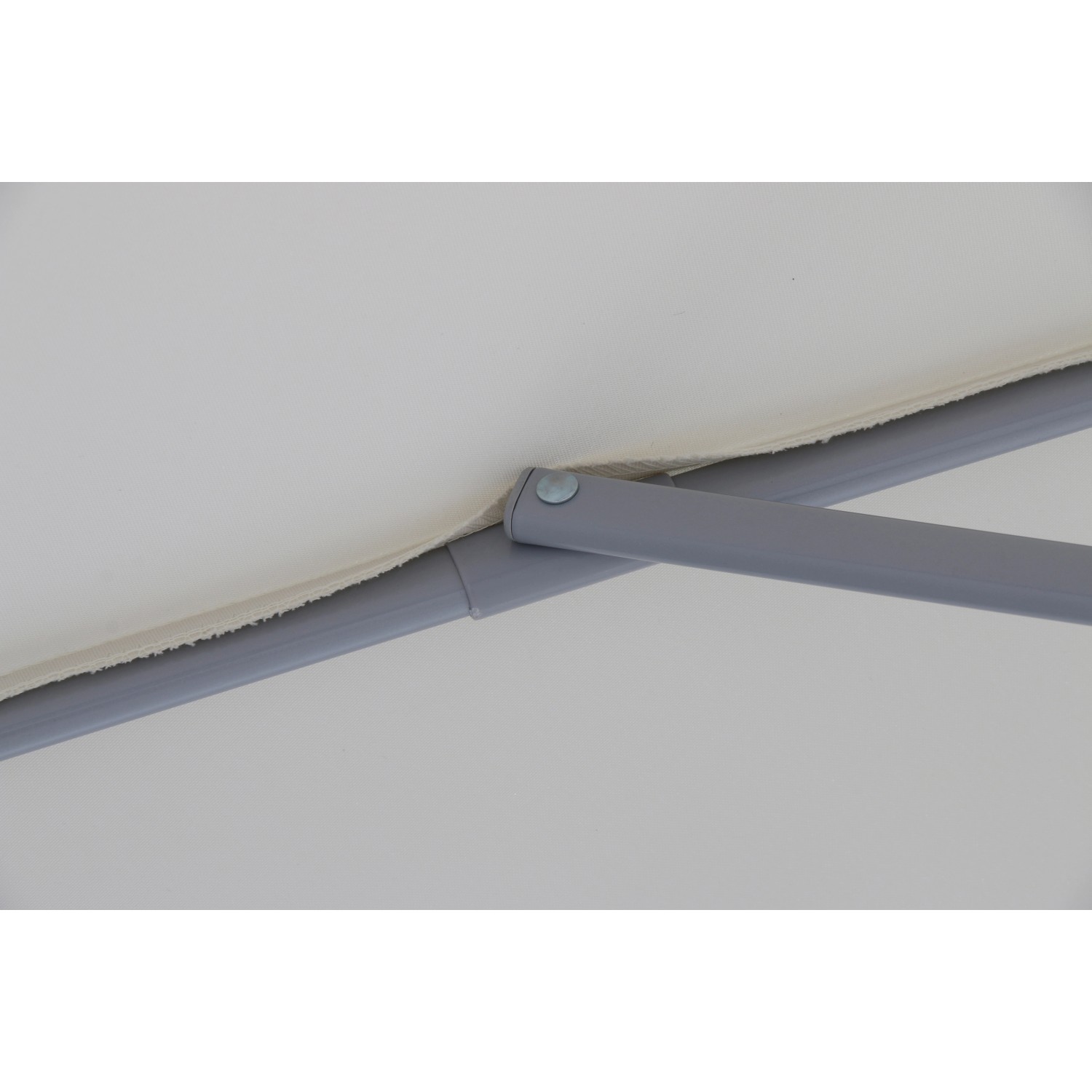 Dettaglio: Ombrellone color naturale (Ø 270 cm) con struttura in acciaio e rivestimento in poliestere.