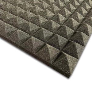 Pannello fonoassorbente t.b.t. grigio con struttura piramidale per miglioramento acustico.