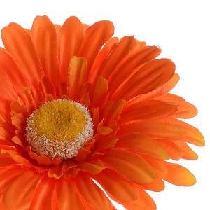 Gerbera arancione fiore artificiale, primo piano. Pianta artificiale decorativa per interni.