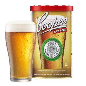 Lattina di birra fai-da-te Coopers con bicchiere pieno di birra. Kit per la produzione di birra in casa.