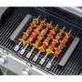 Set Char-Broil con supporto per spiedini e 6 spiedini in acciaio inox su griglia con shashlik e verdure.
