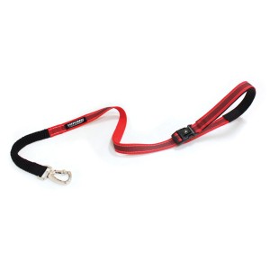 Guinzaglio per cani rosso con moschettone e manico imbottito per comfort.
