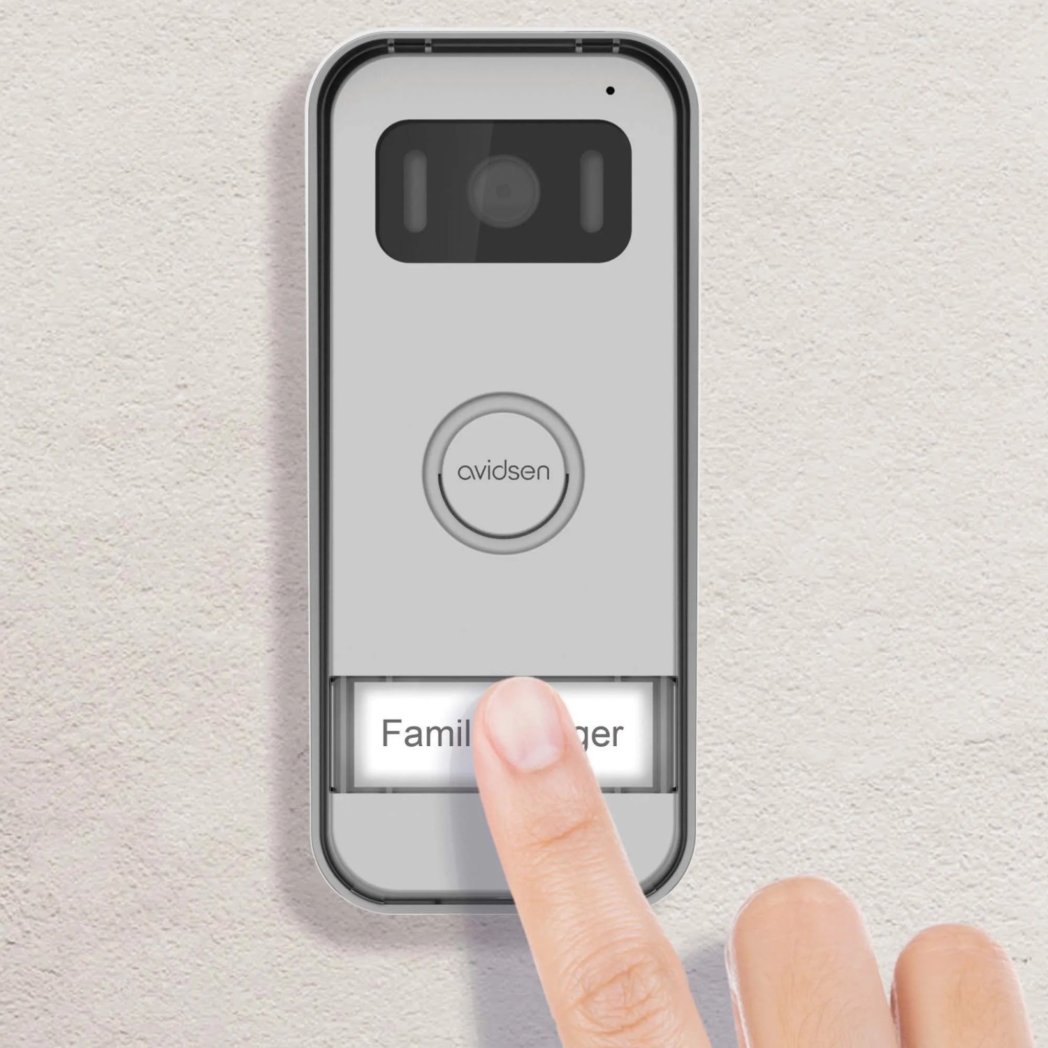 Citofono Avidsen: dito preme il pulsante del campanello. Citofoni per maggiore sicurezza.
