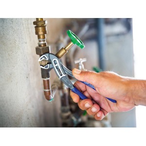 Pinza a pappagallo LUX Comfort 180 mm in uso su un tubo dell'acqua.