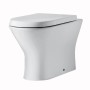WC a terra t.b.t. bianco con brida chiusa e design squadrato.