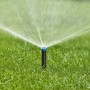 Irrigatore a scomparsa Gardena SD30 che irriga il prato. Sistema di irrigazione in azione.