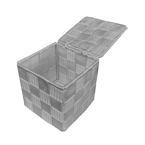 Cesto organizer grigio intrecciato con coperchio per armadio.