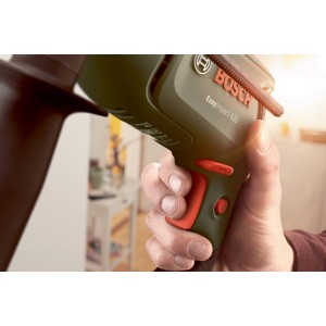 Trapano Bosch EasyImpact 630 in mano, primo piano. Ideale per forare e avvitare.