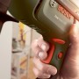 Trapano Bosch EasyImpact 630 in mano, primo piano. Ideale per forare e avvitare.