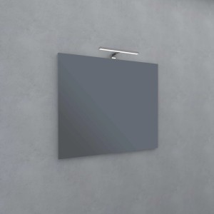 Specchio da parete quadrato con illuminazione integrata.