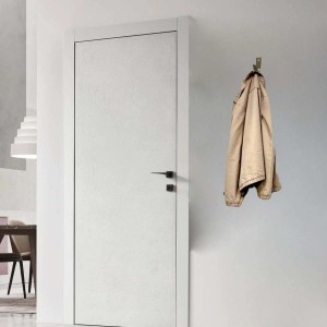 Porta bianca con maniglia nera e giacca appesa. Organizer armadio.