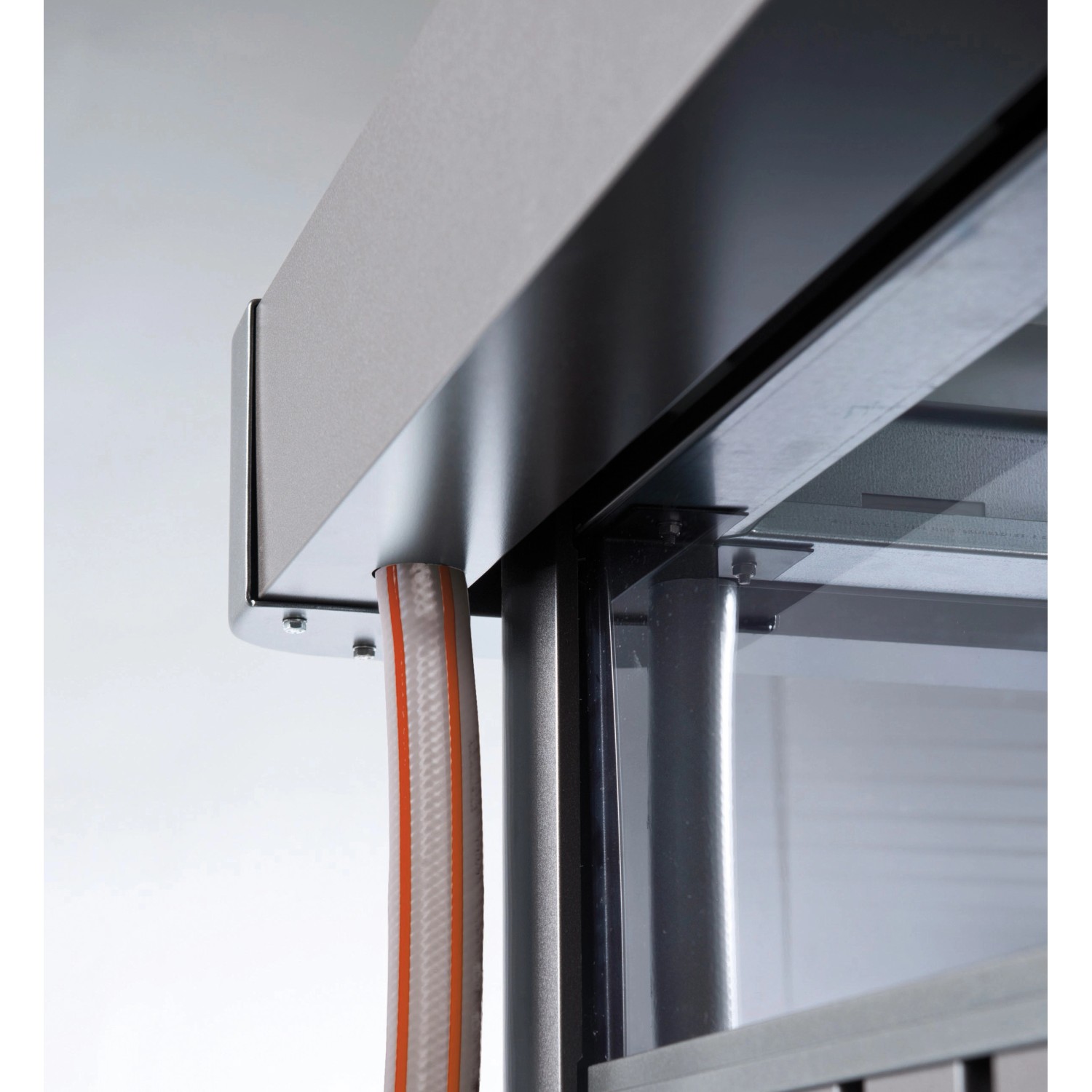 Dettaglio del capanno da giardino Biohort HighLine in grigio quarzo metallizzato, focus su costruzione e materiale.